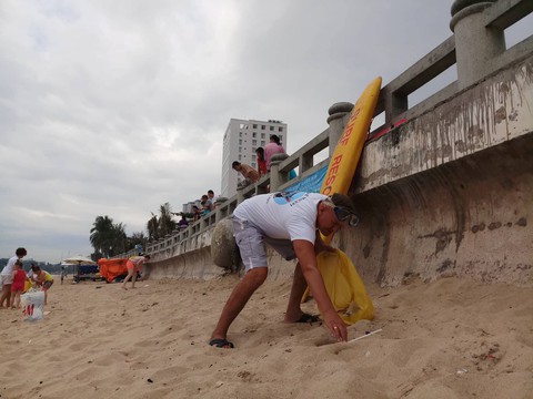 Nhóm khách Nga dọn rác trên bãi biển Nha Trang - Ảnh 2. Nhóm khách Nga dọn rác trên bãi biển Nha Trang - Ảnh 2.