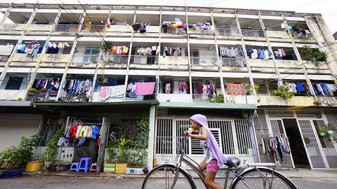 Thanh niên vứt rác ở cầu thang chung cư xin lỗi tôi... - Ảnh 1. Thanh niên vứt rác ở cầu thang chung cư xin lỗi tôi... - Ảnh 1.