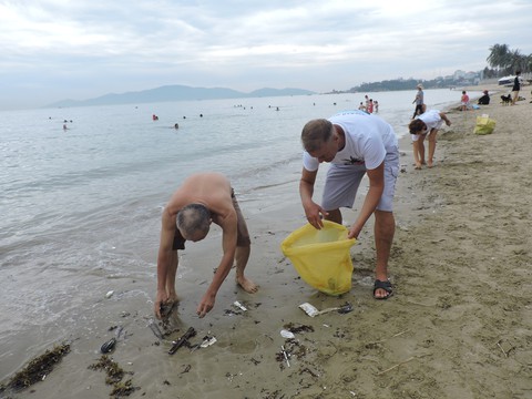 Nhóm khách Nga dọn rác trên bãi biển Nha Trang - Ảnh 4. Nhóm khách Nga dọn rác trên bãi biển Nha Trang - Ảnh 4.
