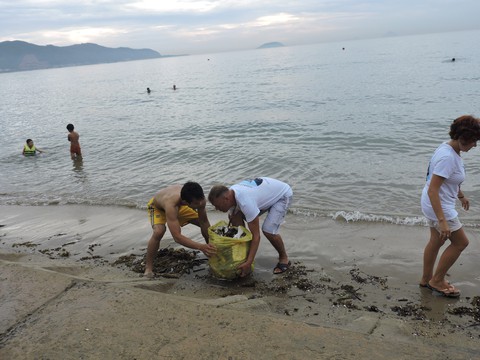 Nhóm khách Nga dọn rác trên bãi biển Nha Trang - Ảnh 5. Nhóm khách Nga dọn rác trên bãi biển Nha Trang - Ảnh 5.