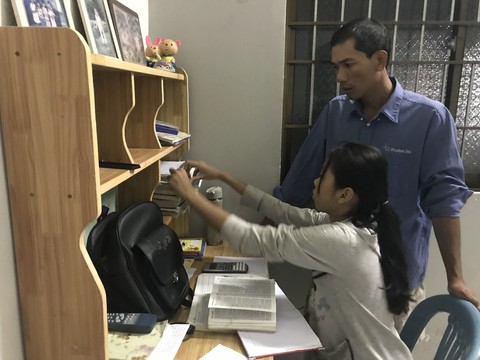 Chàng trai Khmer 13 năm bán vé số đã trở thành công chức - Ảnh 1. Chàng trai Khmer 13 năm bán vé số đã trở thành công chức - Ảnh 1.
