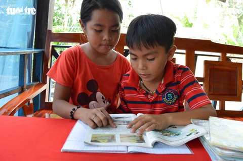 Những đứa trẻ tứ xứ tha hương vượt khó đến trường - Ảnh 1. Những đứa trẻ tứ xứ tha hương vượt khó đến trường - Ảnh 1.