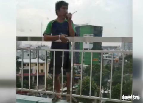 Giải cứu thanh niên đòi nhảy lầu tự tử tại Bệnh viện Trưng Vương - Ảnh 3. Giải cứu thanh niên đòi nhảy lầu tự tử tại Bệnh viện Trưng Vương - Ảnh 3.