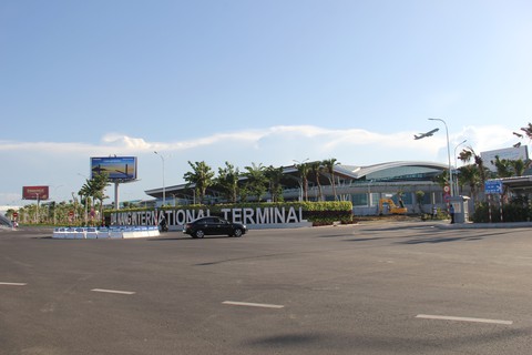 Cấm bay 12 tháng vị khách ném điện thoại vào nhân viên hàng không - Ảnh 2. Cấm bay 12 tháng vị khách ném điện thoại vào nhân viên hàng không - Ảnh 2.