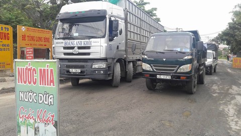 Người dân Đà Nẵng dựng rào chặn xe tải phản đối ô nhiễm - Ảnh 1. Người dân Đà Nẵng dựng rào chặn xe tải phản đối ô nhiễm - Ảnh 1.