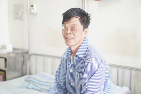 Mù một mắt do chủ quan khi điều trị bướu cổ - Ảnh 1. Mù một mắt do chủ quan khi điều trị bướu cổ - Ảnh 1.