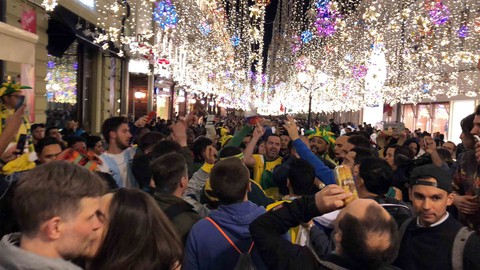 Cổ động viên vui thâu đêm trước giờ khai mạc World Cup 2018 - Ảnh 2. Cổ động viên vui thâu đêm trước giờ khai mạc World Cup 2018 - Ảnh 2.