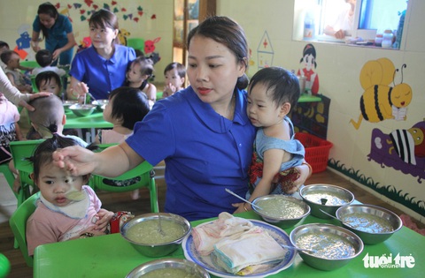 Cô giáo đồng loạt quỳ, trường nói bột phát, chính quyền nghi sắp đặt - Ảnh 1. Cô giáo đồng loạt quỳ, trường nói bột phát, chính quyền nghi sắp đặt - Ảnh 1.