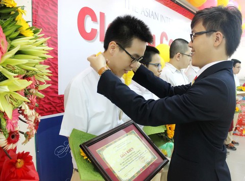 Nam sinh giành ‘cú đúp’ huy chương vàng kỳ thi Olympic TP.HCM - Ảnh 2. Nam sinh giành ‘cú đúp’ huy chương vàng kỳ thi Olympic TP.HCM - Ảnh 2.