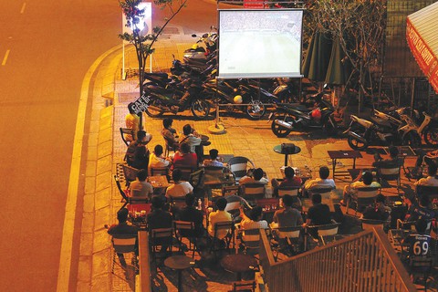 Cà phê vỉa hè, quán ốc bán sáng đêm mùa World Cup - Ảnh 1. Cà phê vỉa hè, quán ốc bán sáng đêm mùa World Cup - Ảnh 1.