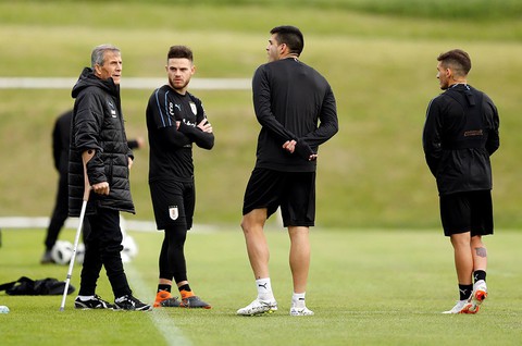 Vì sao HLV Tabarez của tuyển Uruguay đi nạng? - Ảnh 1. Vì sao HLV Tabarez của tuyển Uruguay đi nạng? - Ảnh 1.