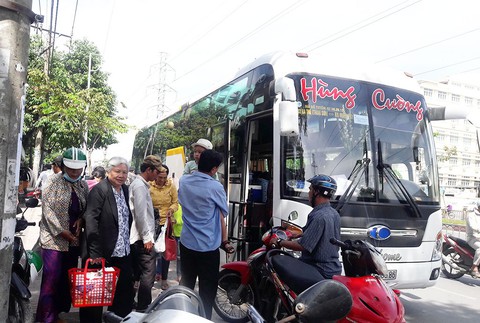 Xe dù, bến cóc hoành hành trước bến xe Miền Tây - Ảnh 1. Xe dù, bến cóc hoành hành trước bến xe Miền Tây - Ảnh 1.