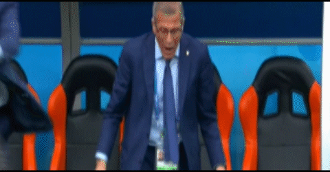 Vì sao HLV Tabarez của tuyển Uruguay đi nạng? - Ảnh 2. Vì sao HLV Tabarez của tuyển Uruguay đi nạng? - Ảnh 2.