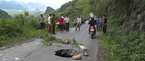 Xuất hiện hố tử thần 30m giữa đường ở Hà Giang - Ảnh 2. Xuất hiện hố tử thần 30m giữa đường ở Hà Giang - Ảnh 2.