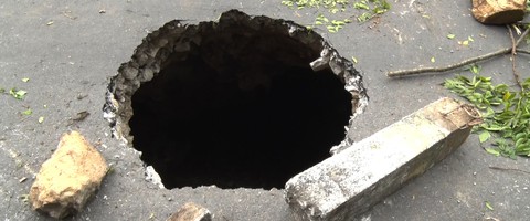 Xuất hiện hố tử thần 30m giữa đường ở Hà Giang - Ảnh 1. Xuất hiện hố tử thần 30m giữa đường ở Hà Giang - Ảnh 1.