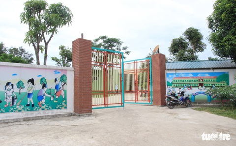 Cô giáo đồng loạt quỳ, có trách nhiệm địa phương cho mở lớp chui - Ảnh 2. Cô giáo đồng loạt quỳ, có trách nhiệm địa phương cho mở lớp chui - Ảnh 2.
