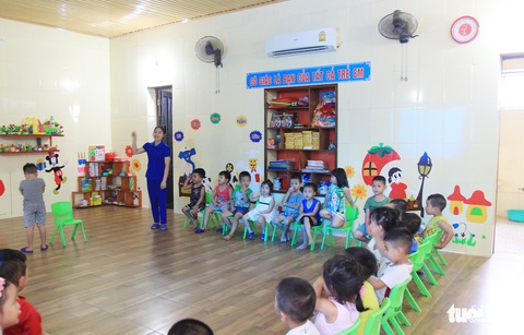 Cô giáo đồng loạt quỳ, có trách nhiệm địa phương cho mở lớp chui - Ảnh 1. Cô giáo đồng loạt quỳ, có trách nhiệm địa phương cho mở lớp chui - Ảnh 1.