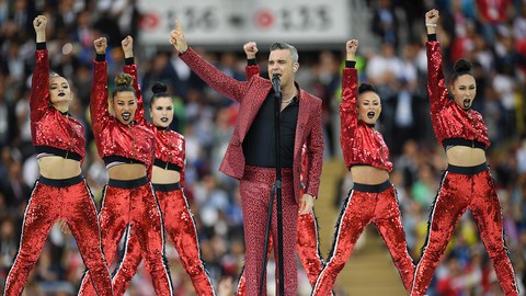 Giơ ‘ngón tay thối’ tại World Cup Robbie Williams có thể bị phạt tiền - Ảnh 1. Giơ ‘ngón tay thối’ tại World Cup Robbie Williams có thể bị phạt tiền - Ảnh 1.
