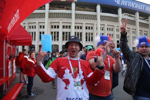 Cảm xúc trái ngược của CĐV Nga sau đại thắng ở World Cup - Ảnh 4. Cảm xúc trái ngược của CĐV Nga sau đại thắng ở World Cup - Ảnh 4.