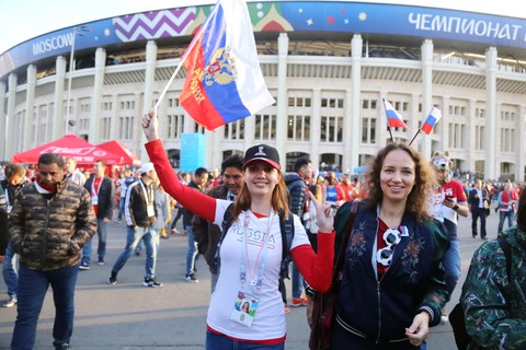 Cảm xúc trái ngược của CĐV Nga sau đại thắng ở World Cup - Ảnh 2. Cảm xúc trái ngược của CĐV Nga sau đại thắng ở World Cup - Ảnh 2.