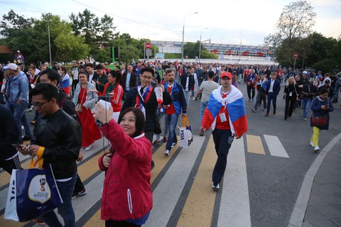 Cảm xúc trái ngược của CĐV Nga sau đại thắng ở World Cup - Ảnh 9. Cảm xúc trái ngược của CĐV Nga sau đại thắng ở World Cup - Ảnh 9.
