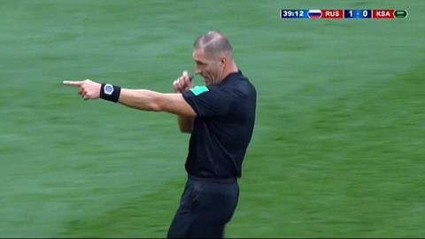 Công nghệ VAR giúp trọng tài ra sao trong trận khai mạc World Cup 2018? - Ảnh 1. Công nghệ VAR giúp trọng tài ra sao trong trận khai mạc World Cup 2018? - Ảnh 1.