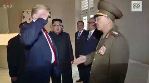 Ông Trump hứng gạch đá vì chào kiểu nhà binh với tướng Triều Tiên - Ảnh 1. Ông Trump hứng gạch đá vì chào kiểu nhà binh với tướng Triều Tiên - Ảnh 1.