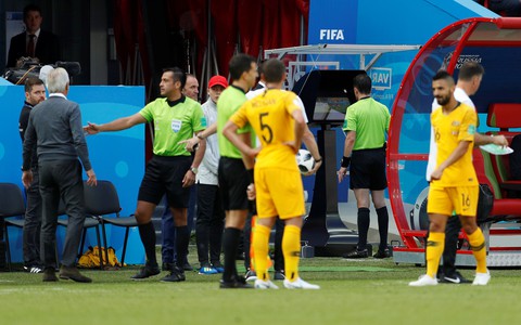 Dù có VAR, trọng tài vẫn sai lầm trong trận Pháp thắng Úc 2-1? - Ảnh 1. Dù có VAR, trọng tài vẫn sai lầm trong trận Pháp thắng Úc 2-1? - Ảnh 1.