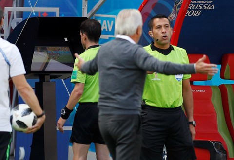 VAR có bóp chết cảm xúc bóng đá World Cup? - Ảnh 1. VAR có bóp chết cảm xúc bóng đá World Cup? - Ảnh 1.