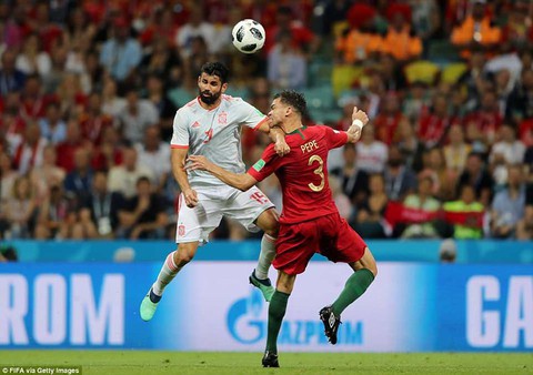 Công nghệ VAR có bỏ sót pha Diego Costa phạm lỗi với Pepe? - Ảnh 1. Công nghệ VAR có bỏ sót pha Diego Costa phạm lỗi với Pepe? - Ảnh 1.