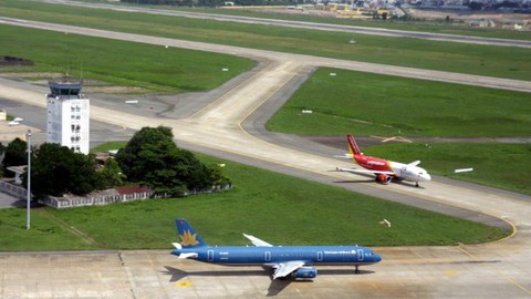 Chịu trận đường băng phụt bùn mùa mưa vì thiếu tiền sửa chữa - Ảnh 2. Chịu trận đường băng phụt bùn mùa mưa vì thiếu tiền sửa chữa - Ảnh 2.