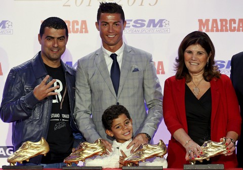 Suýt nữa siêu sao Ronaldo không thể ra đời bởi mẹ anh muốn phá thai - Ảnh 10. Suýt nữa siêu sao Ronaldo không thể ra đời bởi mẹ anh muốn phá thai - Ảnh 10.