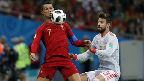 Pique: Ronaldo rất thích vờ té ngã - Ảnh 1. Pique: Ronaldo rất thích vờ té ngã - Ảnh 1.