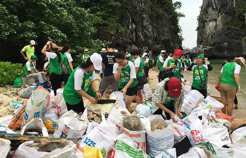 Thu gom gần 1 tấn rác tại 200m bờ biển vịnh Hạ Long - Ảnh 2. Thu gom gần 1 tấn rác tại 200m bờ biển vịnh Hạ Long - Ảnh 2.