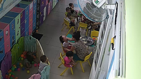 Phẫn nộ với clip cô giáo tát liên tiếp vào mặt trẻ mầm non - Ảnh 4. Phẫn nộ với clip cô giáo tát liên tiếp vào mặt trẻ mầm non - Ảnh 4.