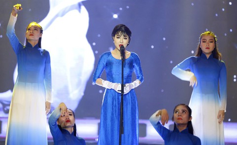 Á hậu Băng Khuê bất ngờ với giọng hát như ca sĩ ở Gương mặt điện ảnh - Ảnh 1. Á hậu Băng Khuê bất ngờ với giọng hát như ca sĩ ở Gương mặt điện ảnh - Ảnh 1.
