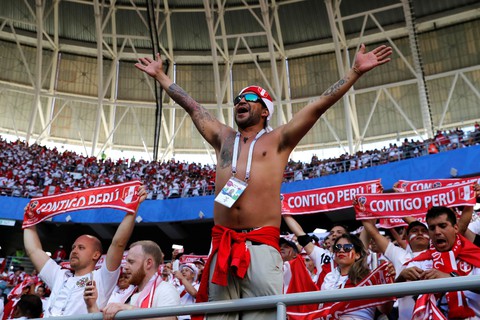 Quyết tâm béo phì để được mua vé ưu tiên xem World Cup - Ảnh 1. Quyết tâm béo phì để được mua vé ưu tiên xem World Cup - Ảnh 1.