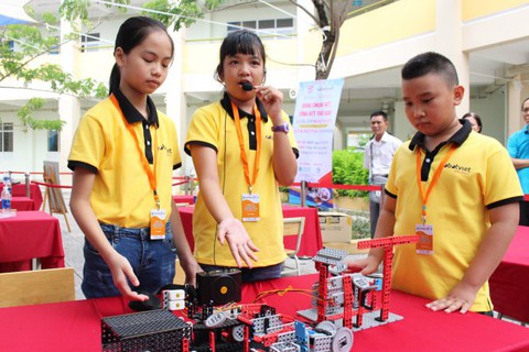 Mô hình xử lý rác của học trò tiểu học thắng giải Robotacon - Ảnh 1. Mô hình xử lý rác của học trò tiểu học thắng giải Robotacon - Ảnh 1.