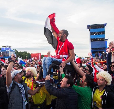 Chiếc xe lăn kết nối fanzone - Ảnh 1. Chiếc xe lăn kết nối fanzone - Ảnh 1.