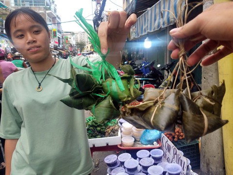 Dân Sài Gòn chi tiền triệu ăn Tết đoan Ngọ - Ảnh 1. Dân Sài Gòn chi tiền triệu ăn Tết đoan Ngọ - Ảnh 1.