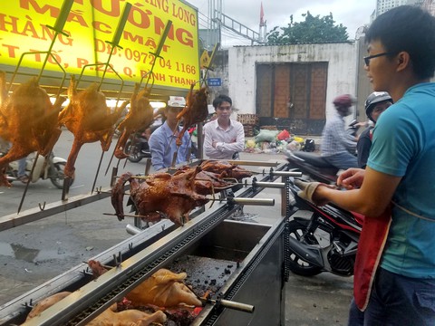 Dân Sài Gòn chi tiền triệu ăn Tết đoan Ngọ - Ảnh 4. Dân Sài Gòn chi tiền triệu ăn Tết đoan Ngọ - Ảnh 4.