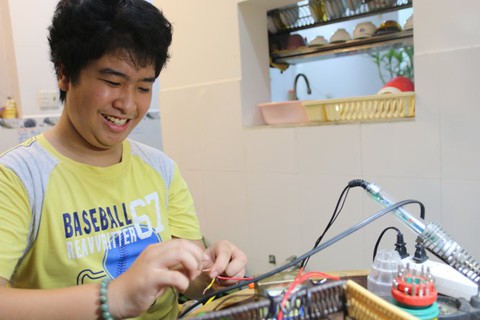 Cậu học trò lớp 9 lượm rác về nhà để sáng chế - Ảnh 1. Cậu học trò lớp 9 lượm rác về nhà để sáng chế - Ảnh 1.