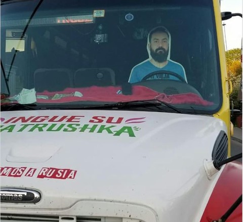 Cổ động viên Mexico được bạn ‘giải cứu’ sau khi vợ cấm đi World Cup - Ảnh 2. Cổ động viên Mexico được bạn ‘giải cứu’ sau khi vợ cấm đi World Cup - Ảnh 2.