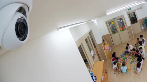 Gắn camera, ai dám chắc trẻ mầm non không bị bạo hành? - Ảnh 1. Gắn camera, ai dám chắc trẻ mầm non không bị bạo hành? - Ảnh 1.