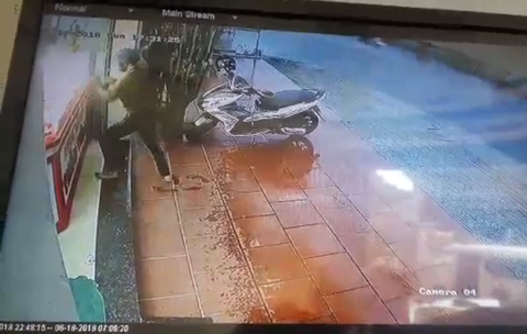 Cướp tiệm vàng táo tợn tại Quảng Nam - Ảnh 1. Cướp tiệm vàng táo tợn tại Quảng Nam - Ảnh 1.