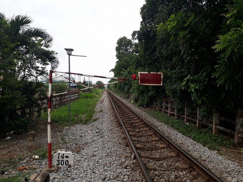 Chuyển công tác nhân viên gác chắn tàu đau bụng quên quay biển đỏ - Ảnh 1. Chuyển công tác nhân viên gác chắn tàu đau bụng quên quay biển đỏ - Ảnh 1.