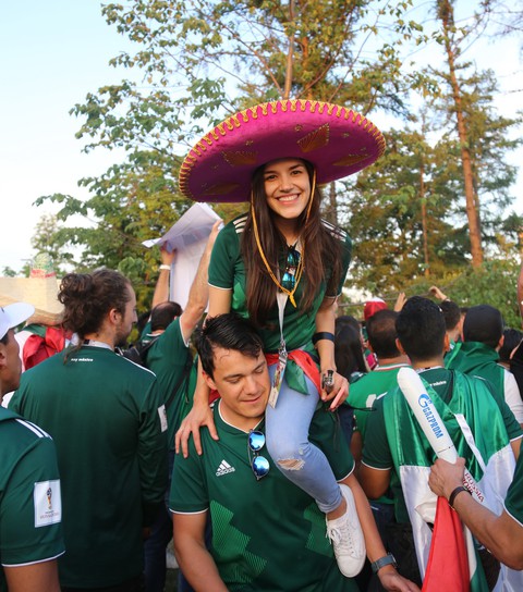 Cầu thủ Mexico ghi bàn, các bóng hồng Mexico ghi điểm - Ảnh 1. Cầu thủ Mexico ghi bàn, các bóng hồng Mexico ghi điểm - Ảnh 1.