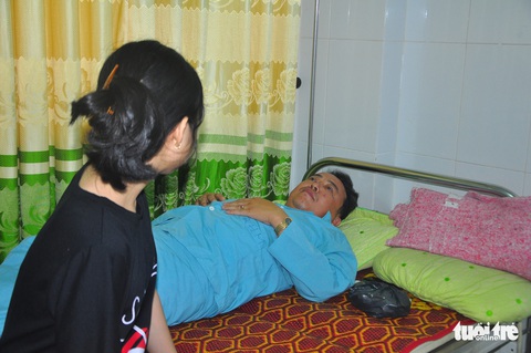Chê bia đắt, một người bị đánh gãy hai răng phải nhập viện - Ảnh 1. Chê bia đắt, một người bị đánh gãy hai răng phải nhập viện - Ảnh 1.