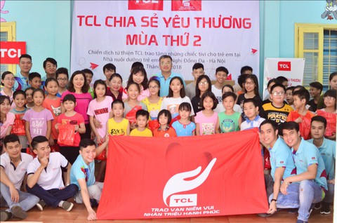 TCL Việt Nam trao tặng tivi cho trẻ mồ côi và khuyết tật - Ảnh 1. TCL Việt Nam trao tặng tivi cho trẻ mồ côi và khuyết tật - Ảnh 1.