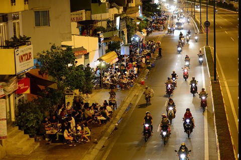 Hạn chế ăn nhậu tràn lan: nước nào cũng kêu khó! - Ảnh 1. Hạn chế ăn nhậu tràn lan: nước nào cũng kêu khó! - Ảnh 1.